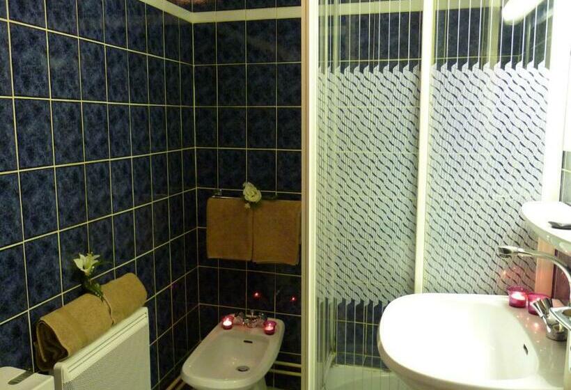 Номер Стандарт, Hôtel Rond Point