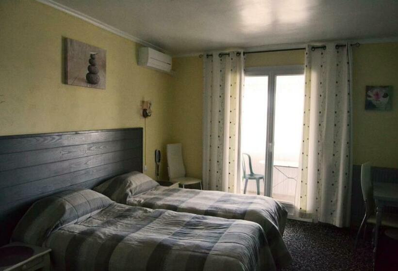 Трехместный Номер Стандарт с Балконом, Hôtel Le Dauphin Bleu