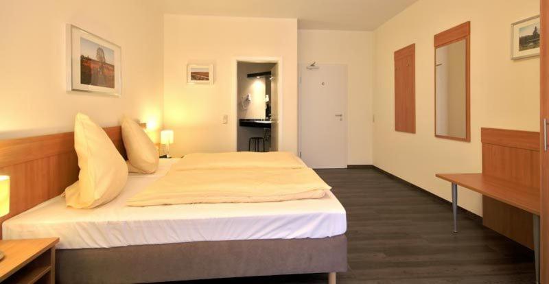 Номер Стандарт с Балконом, Haller Hotel Garni