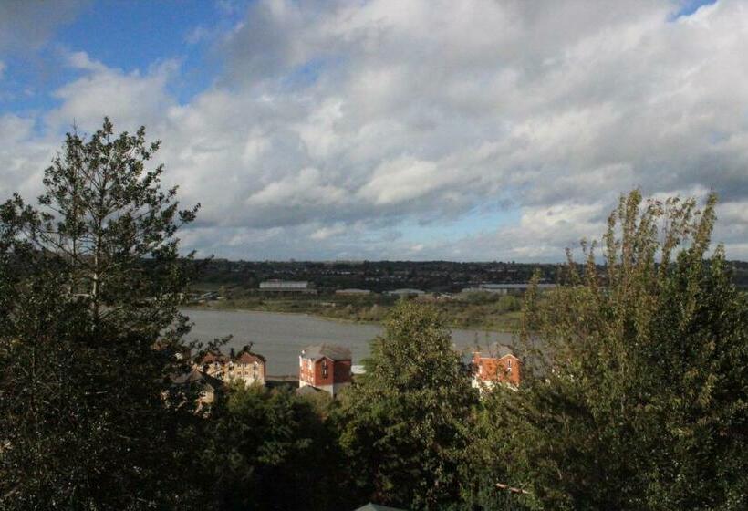 Deluxe room with river view, Botleigh Villa