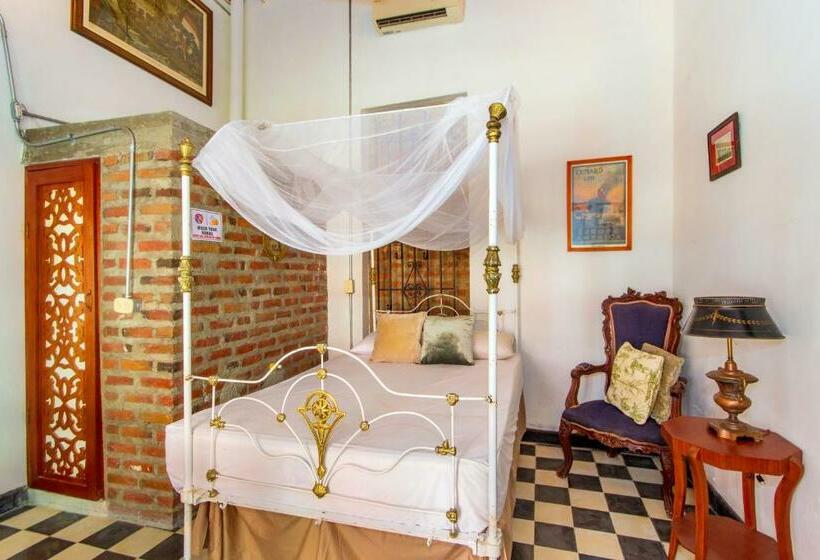 اتاق اکونومی, Mauricio Babilonia