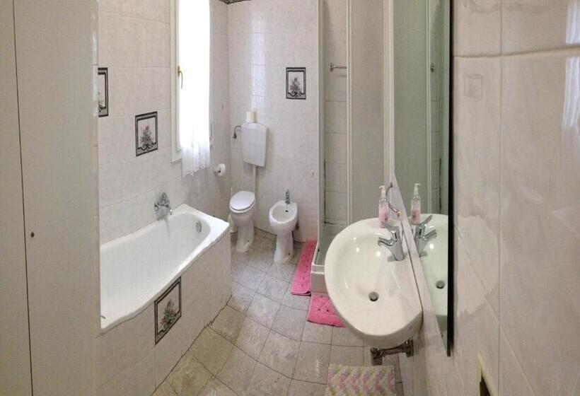 اتاق استاندارد با سرویس بهداشتی مشترک, Panorama Bologna Centro