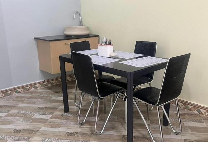 اتاق اکونومی, Ronald Virtue Apartments