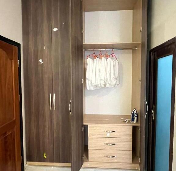اتاق اکونومی, Ronald Virtue Apartments