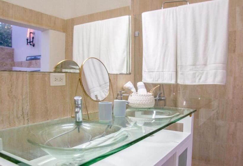 اتاق لوکس با تخت بزرگ, Villa Bikini