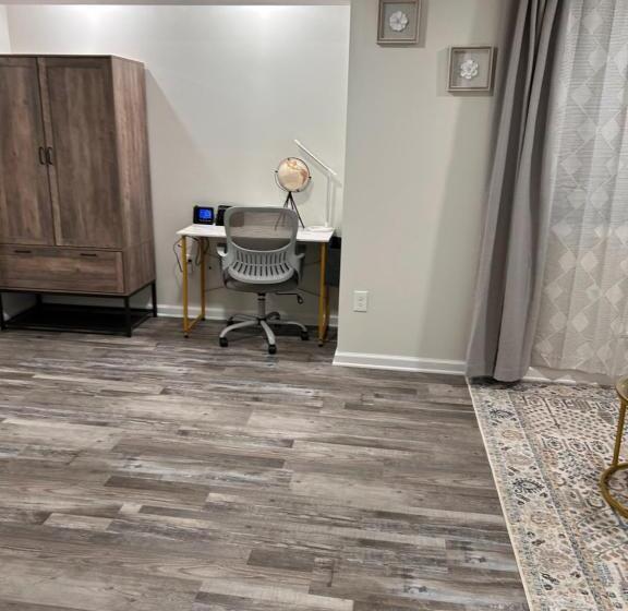 디럭스 룸, Luxurious Basement Guest Suite In Elkridge