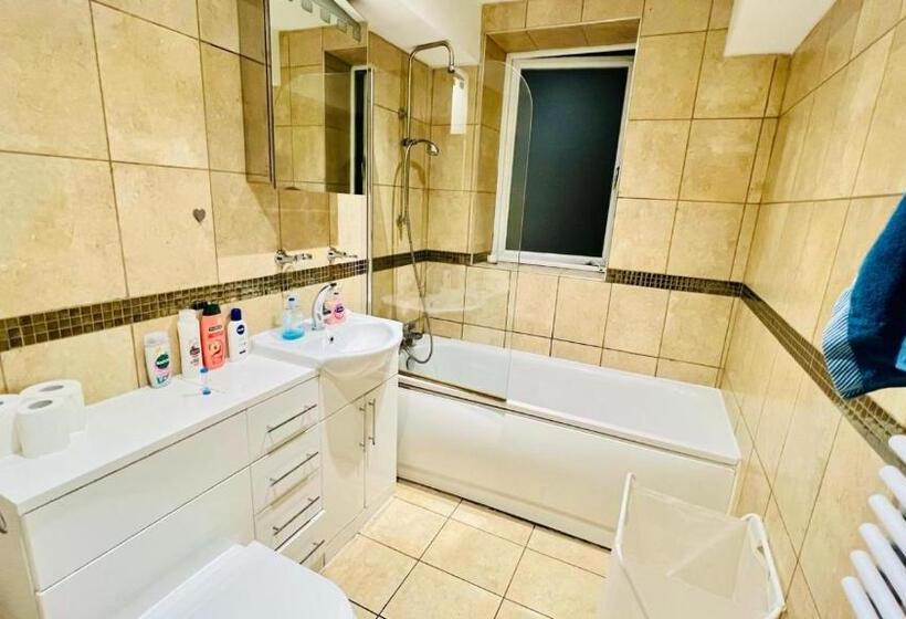 Номер Стандарт, City View Sunset Luxurious Apartment In London Zone 1 Including One Family Twin Room With Its Own St
