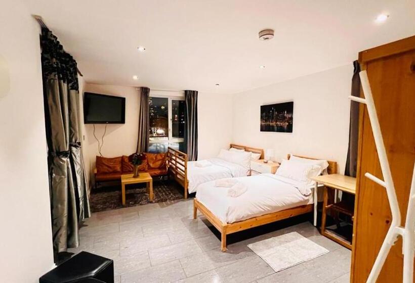 Номер Стандарт, City View Sunset Luxurious Apartment In London Zone 1 Including One Family Twin Room With Its Own St