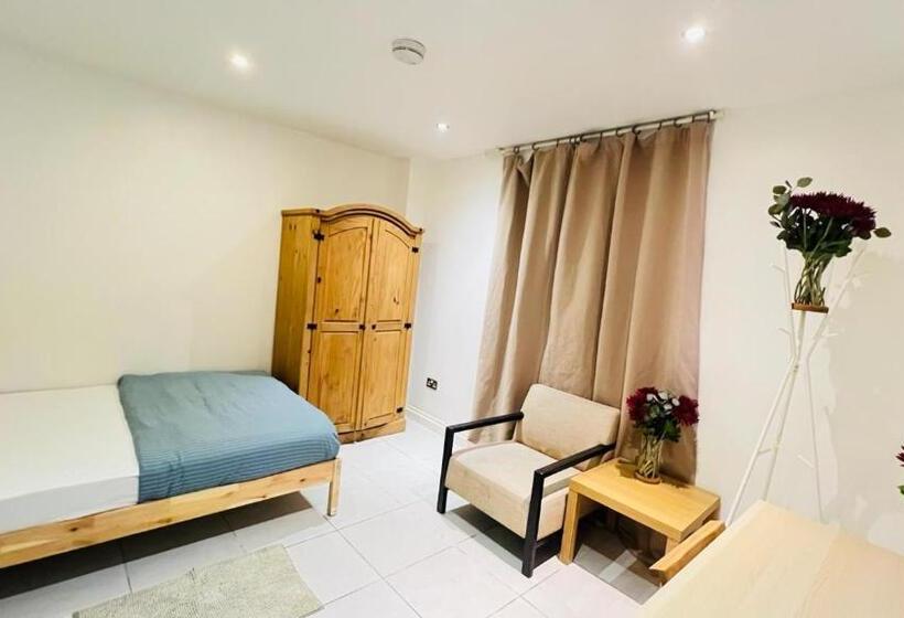 Номер Стандарт Совместная Ванная, City View Sunset Luxurious Apartment In London Zone 1 Including One Family Twin Room With Its Own St