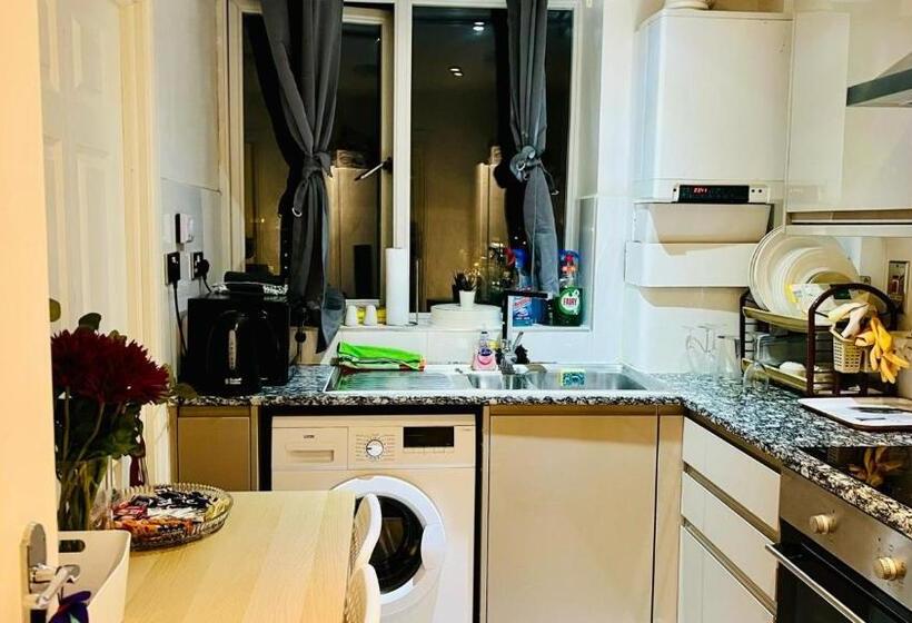 Номер Стандарт Совместная Ванная, City View Sunset Luxurious Apartment In London Zone 1 Including One Family Twin Room With Its Own St