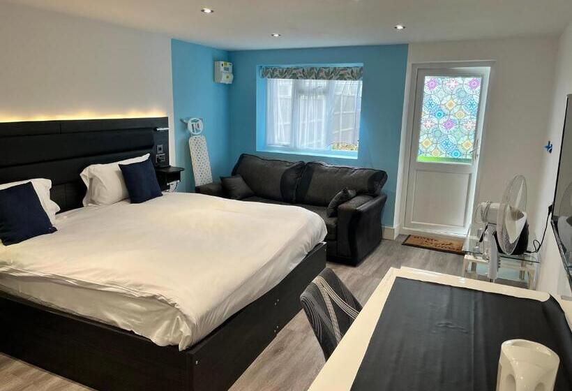 Студио Стандарт Вид на Сад, Pinewood Guest House