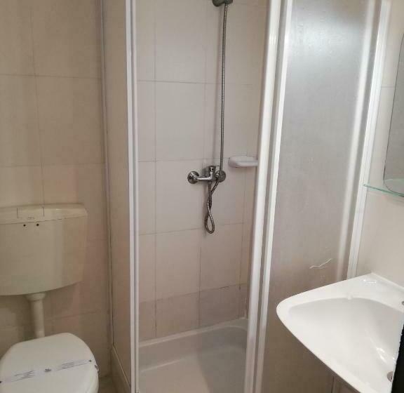 Номер Стандарт Трехместный, Central Guest House
