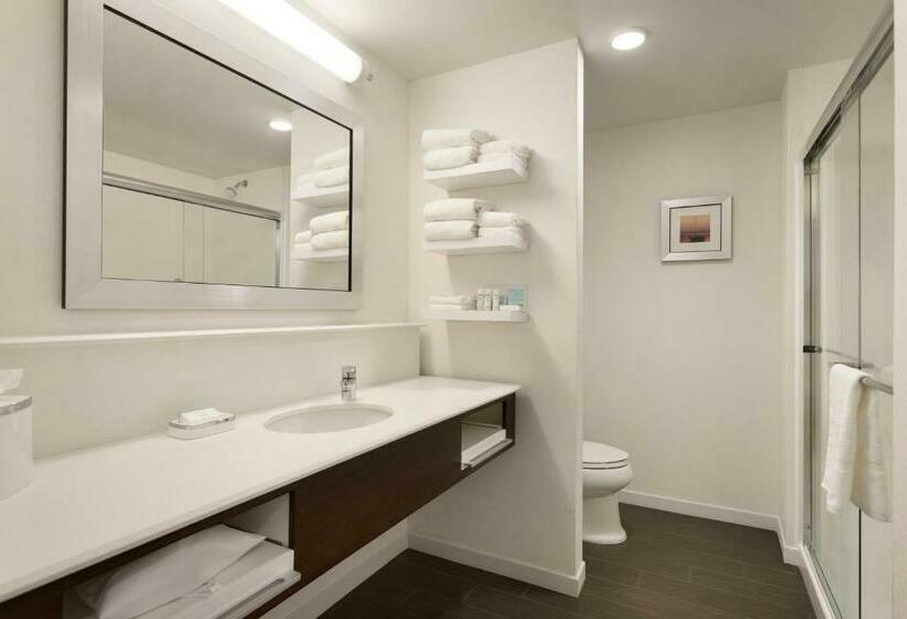 חדר סטנדרט עם מיטת קינג, Hampton Inn St Albans