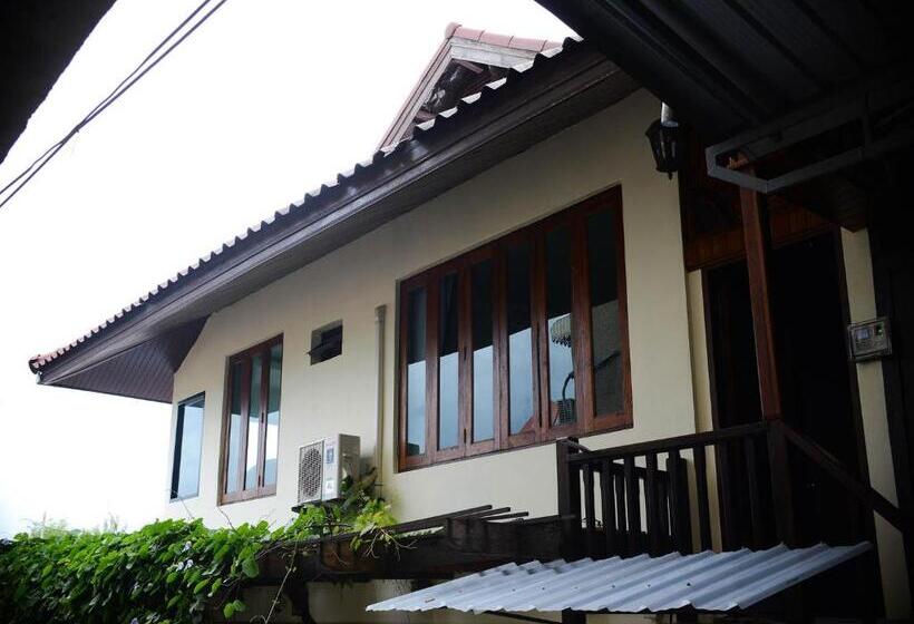 Deluxe room with river view, Ban U Thong Accommodations