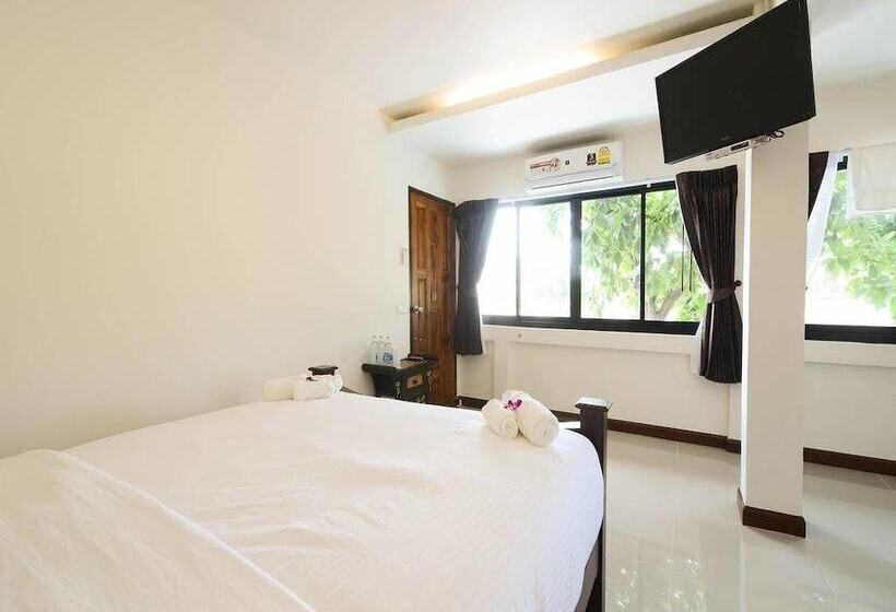 Deluxe room with river view, Ban U Thong Accommodations