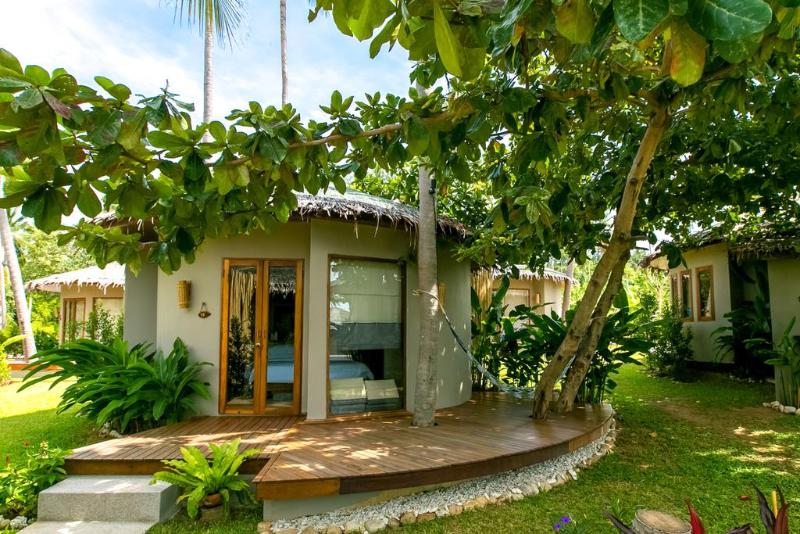 Deluxe room with river view, Ban U Thong Accommodations