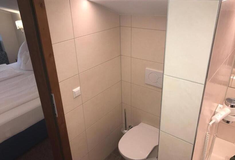 غرفة عائلية مطلّة علي الجبل, Andi S Ski