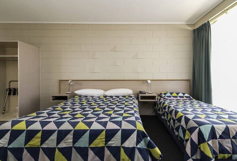 패밀리 룸, The Prince Mark Motel