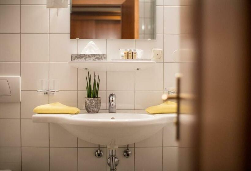 Habitación Estándar, Kristall
