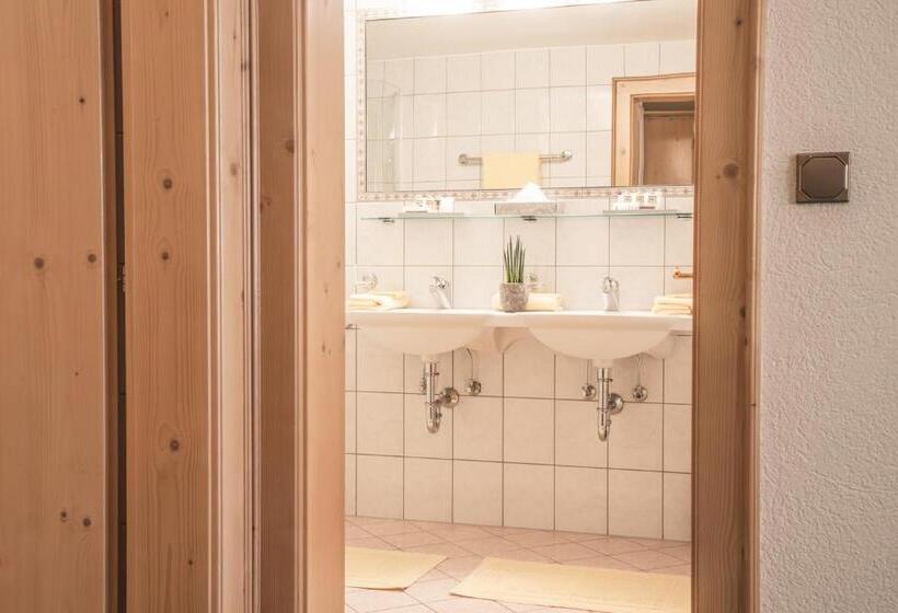 Family Suite, Kristall