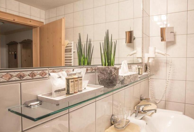 Family Suite, Kristall