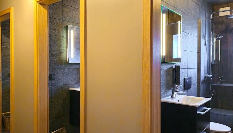 اتاق استاندارد با سرویس بهداشتی مشترک, Akureyri Hostel