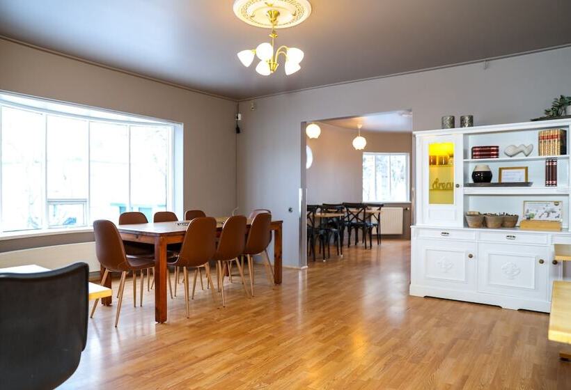 اتاق استاندارد چهارنفره با سرویس بهداشتی مشترک, Akureyri Hostel