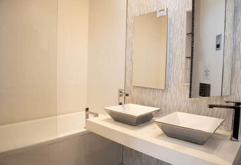 سوییت با چشم‌انداز استخر, English Point Marina & Spa