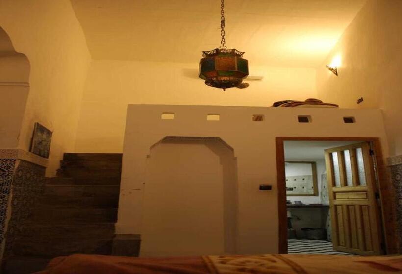 اتاق لوکس سه تخته, Hostel Rcif