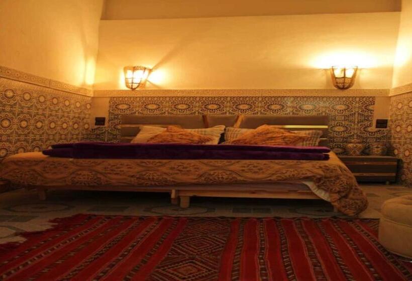 اتاق لوکس سه تخته, Hostel Rcif