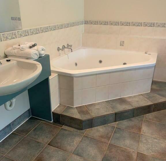 اتاق استاندارد با وان آب گرم, Arthur Phillip Motor Inn