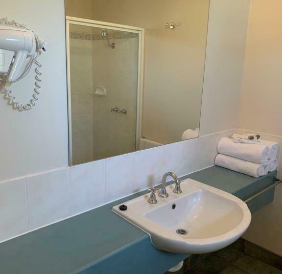 اتاق خانوادگی, Arthur Phillip Motor Inn