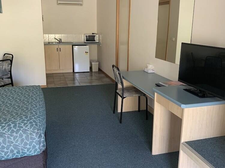 اتاق خانوادگی, Arthur Phillip Motor Inn