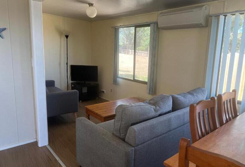 Хижина, Woodmans Hill Motel