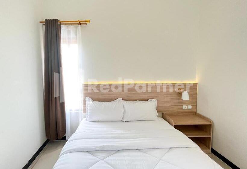 高级大房间, Jenggo Riverside Mitra Reddoorz Near Kampung Inggris Pare