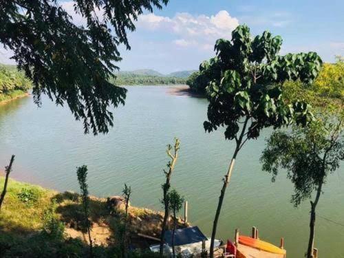 舒适三人间, The River Edge Resort