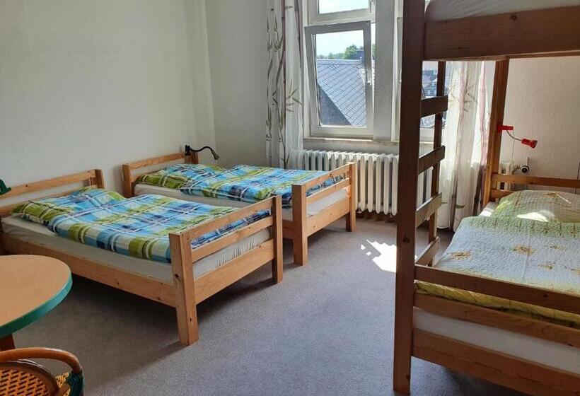 חדר סטנדרט לשלושה עם חדר אמבטיה משוף, Monteurzimmer Alte Schule Heberndorf 1