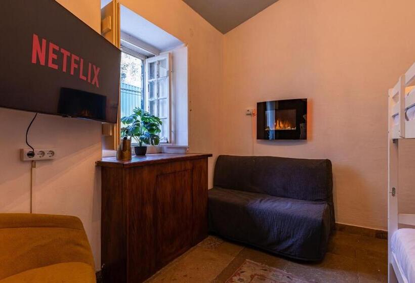 סוויטה משפחתית, Sintra Wow   Unique Double Smart Room In 17th Century Palace! Hot Tub, Snooker, Bbq, Ps5, Sauna, Gym