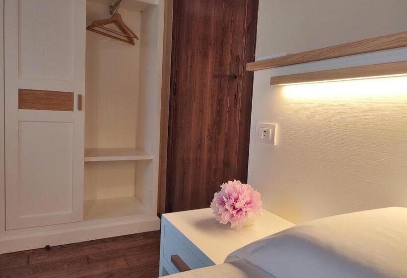غرفة قياسية مطلّة علي الحديقة, Casalpiano