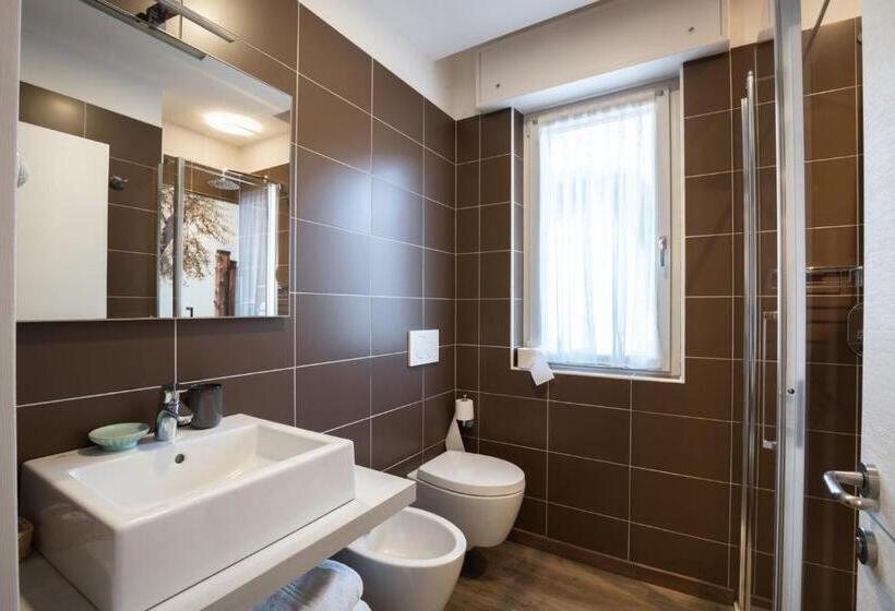 اتاق استاندارد با بالکن, Rolly