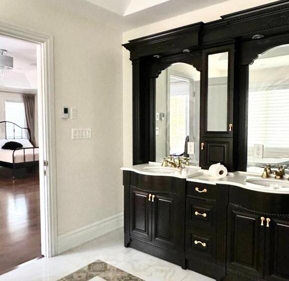 4인용 스탠다드 룸, Beautiful House Near North York Center