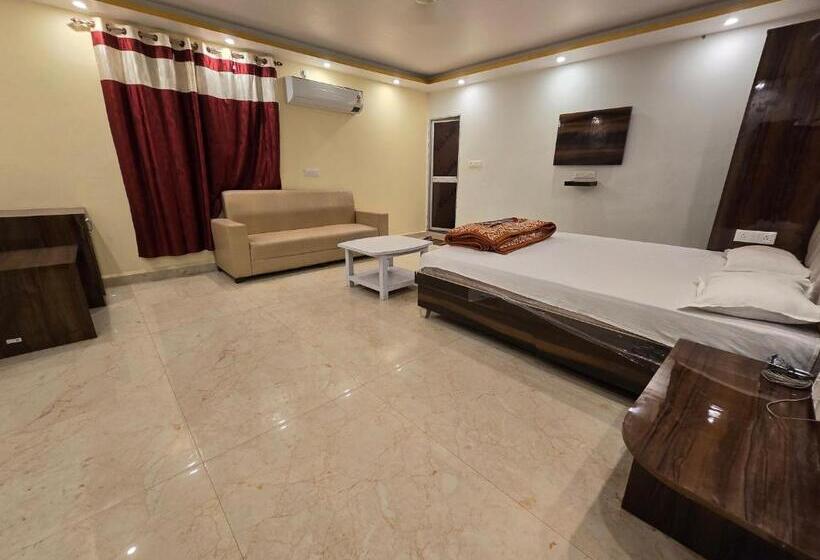 Номер Deluxe, Sarojini Garden Hotel & Restaurant