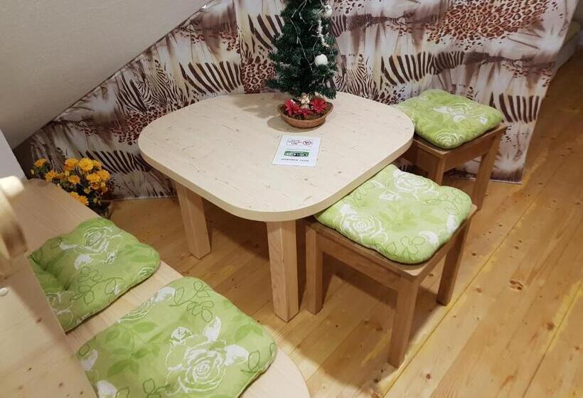 تختخواب در اتاق مشترک, Mama's House