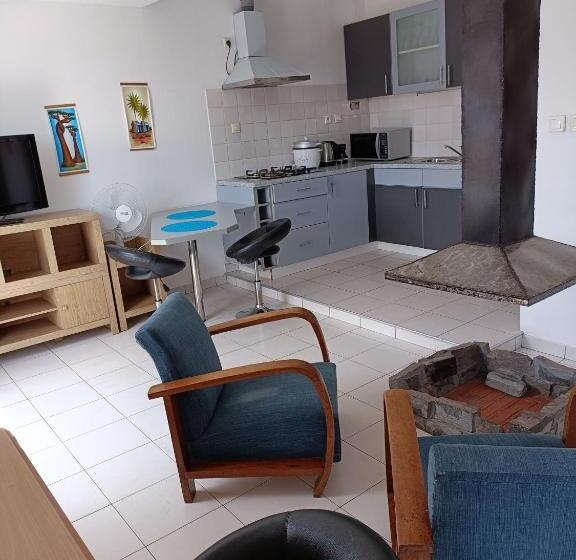 استودیوی استاندارد, Aina Hôtel