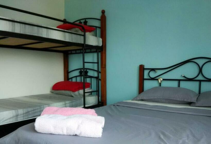 Семейный Номер, Moon Eleven Hostel Near Klia & Klia2