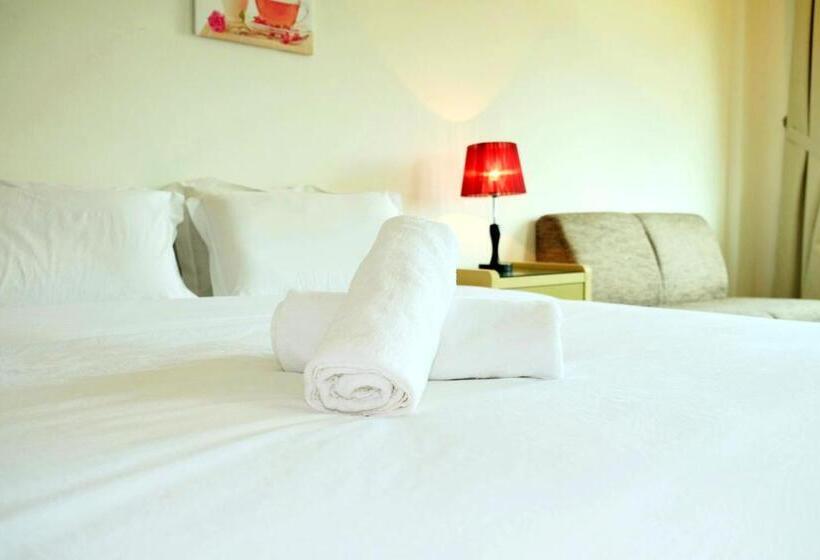 디럭스 룸 킹사이즈 침대, Natol Homestay   Kuching