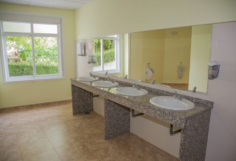 اتاق استاندارد با سرویس بهداشتی مشترک, Albergue Montoto   Hostel