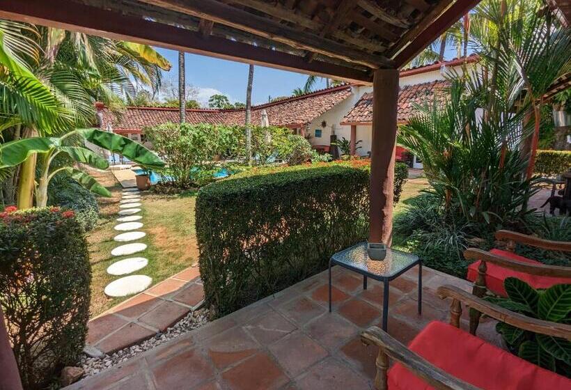 Трехместный Номер Стандарт Вид на Бассейн, Villa Botero By Casa Mojito