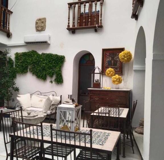 اتاق استاندارد با وان آب گرم, Hostel Mayflowers