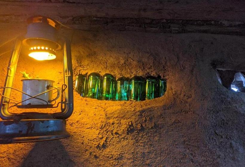 بانگلوی استاندارد, Backyard Hostel